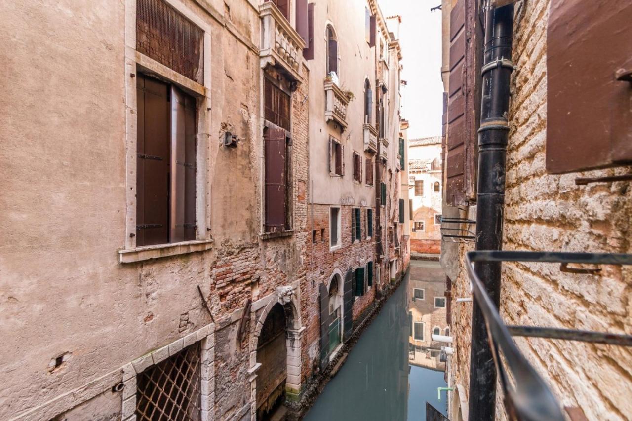 Fenice Backstage Over Canal Veneţia Exterior foto